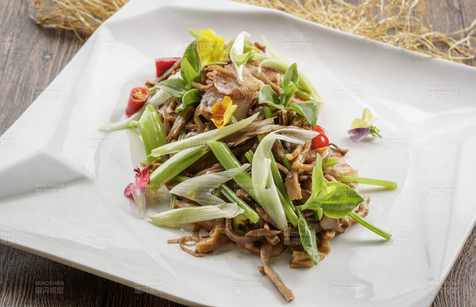 方瓷盘装的大葱爆羊肉图片