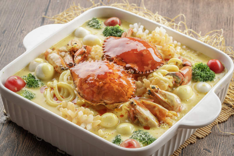 方瓷盆装的青蟹海虾芝士乌冬面图片