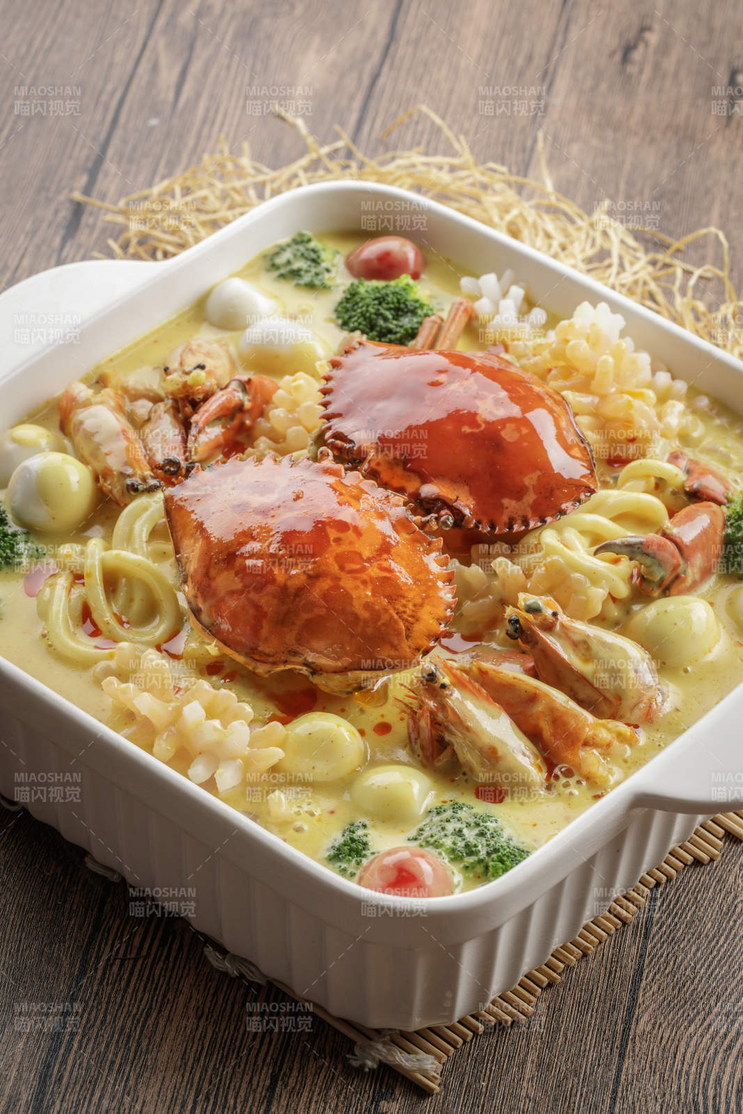 方瓷盆装的青蟹海虾芝士乌冬面图片