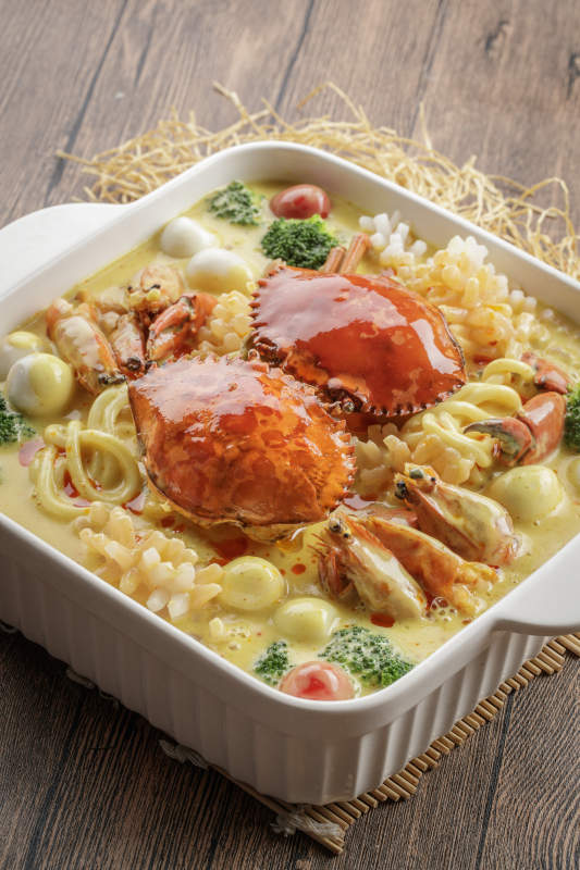 方瓷盆装的青蟹海虾芝士乌冬面图片