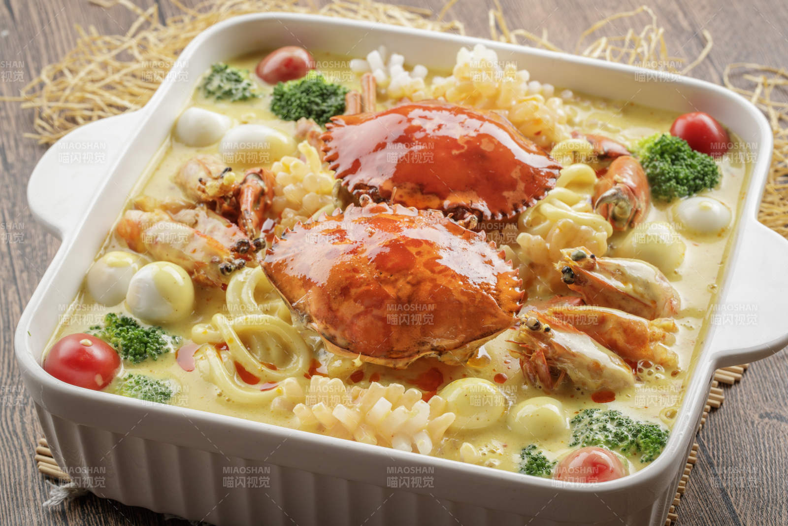 方瓷盆装的青蟹海虾芝士乌冬面图片