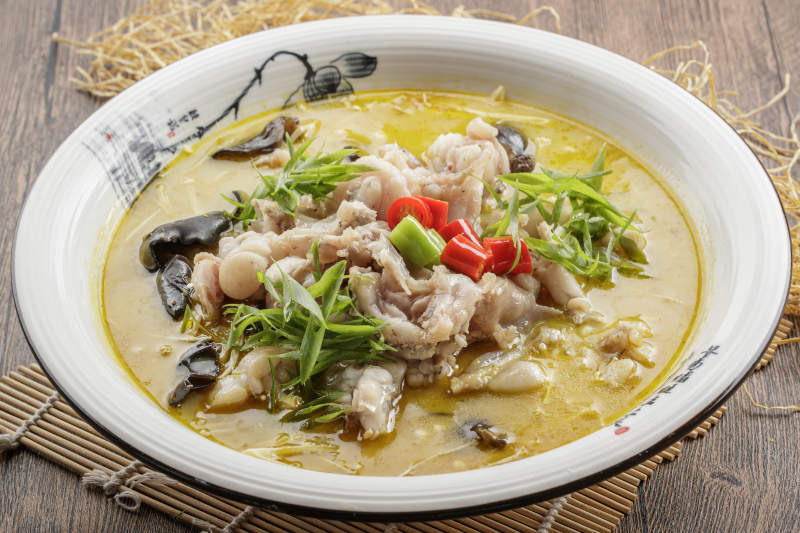 圆瓷盆装的酸汤香水牛蛙图片