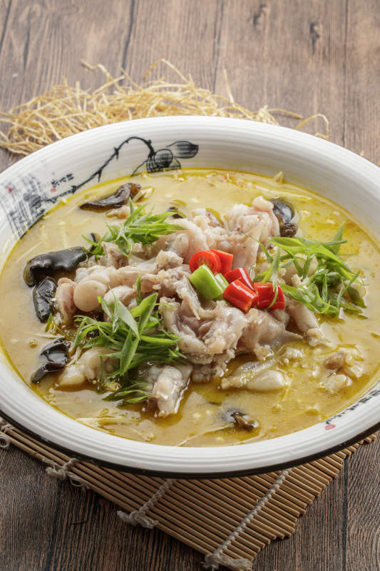 圆瓷盆装的酸汤香水牛蛙图片