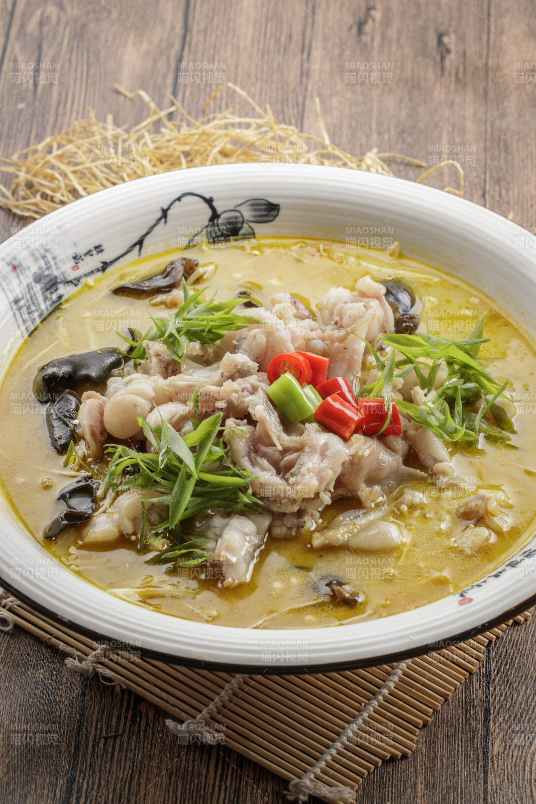 圆瓷盆装的酸汤香水牛蛙图片