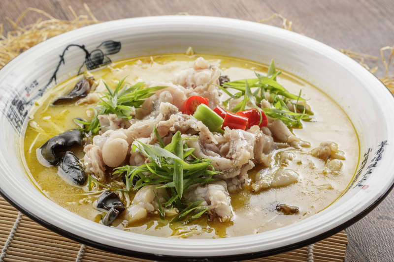 圆瓷盆装的酸汤香水牛蛙图片