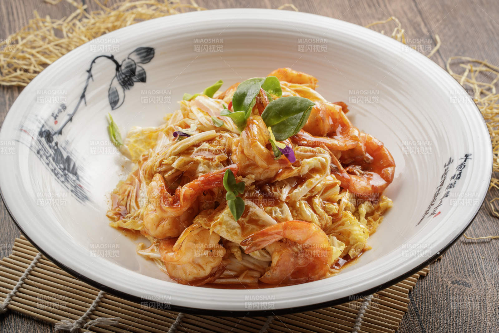 陈旧木质底纹上的圆瓷盆装的大虾爆白菜图片
