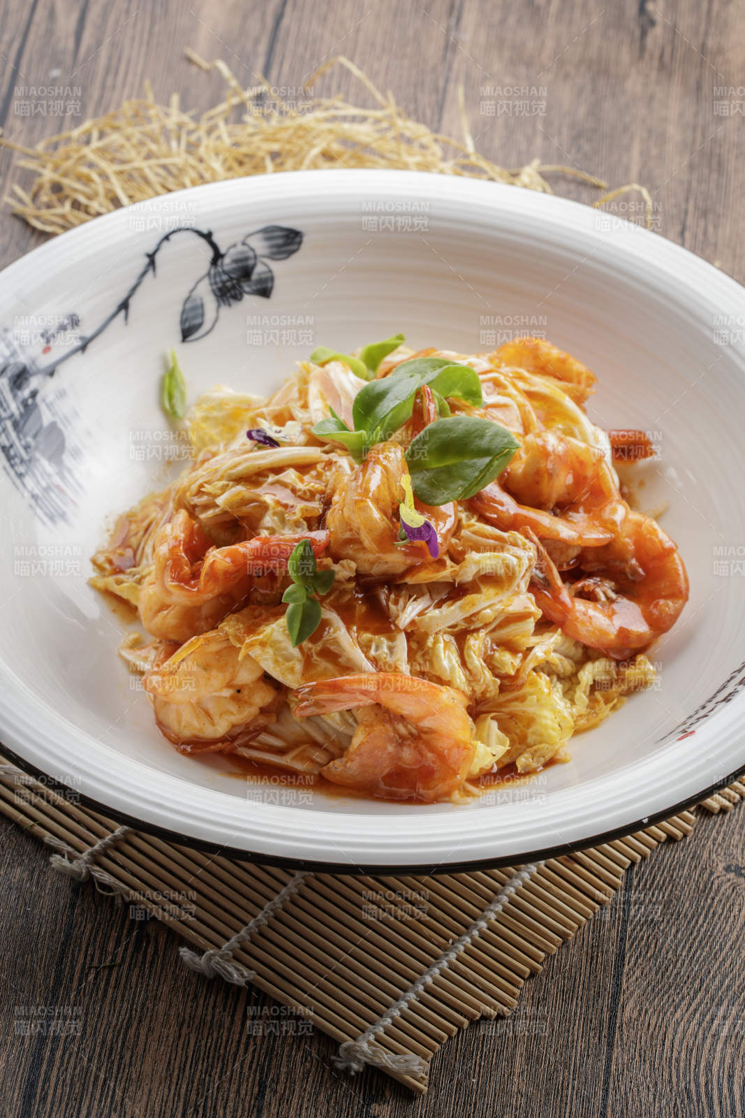 陈旧木质底纹上的圆瓷盆装的大虾爆白菜图片