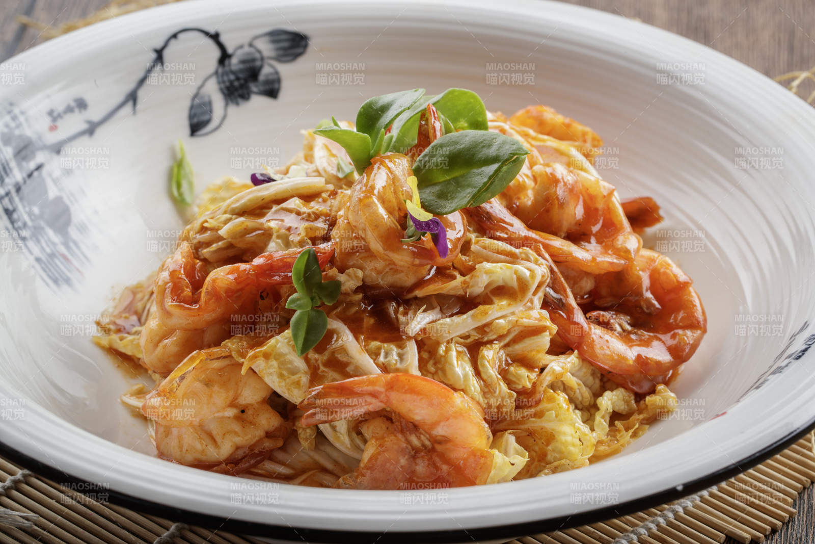 陈旧木质底纹上的圆瓷盆装的大虾爆白菜图片