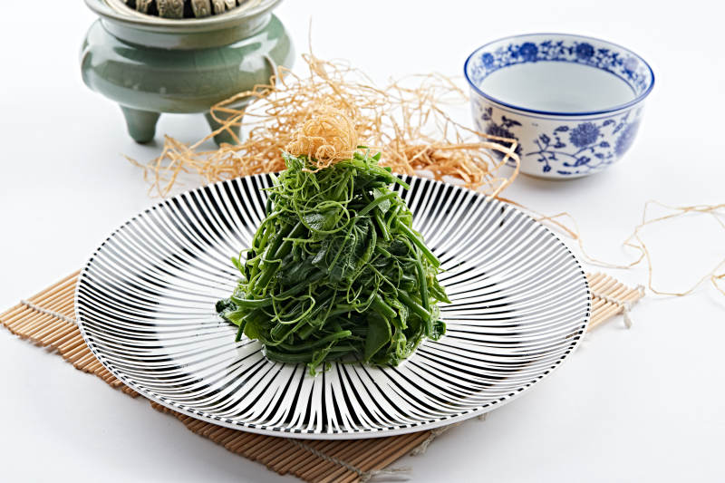 斑马条纹瓷盘装的凉拌青菜图片