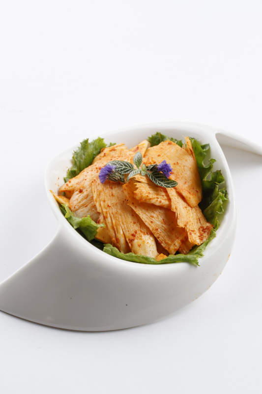 树叶形瓷盘装的腌制羊板筋图片