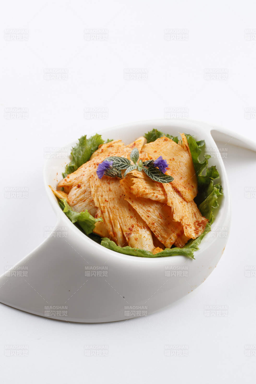 树叶形瓷盘装的腌制羊板筋图片