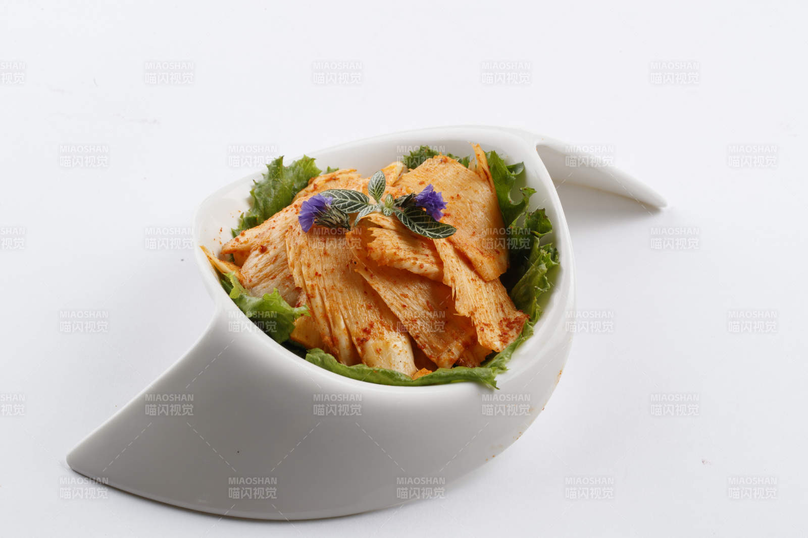 树叶形瓷盘装的腌制羊板筋图片