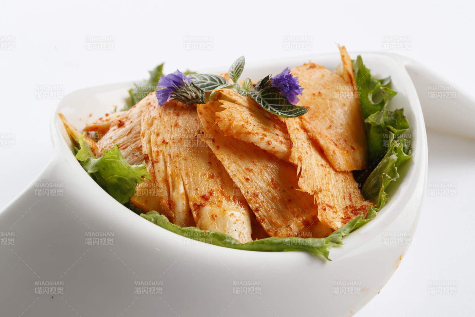 树叶形瓷盘装的腌制羊板筋图片