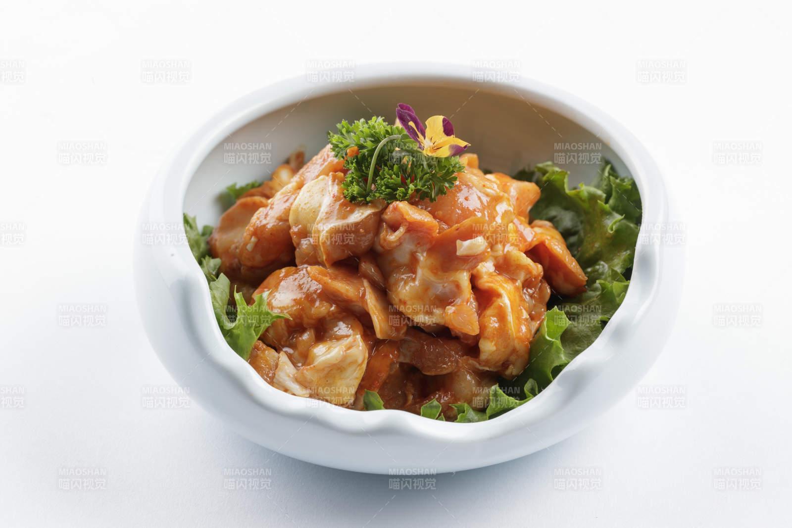青瓷碗装的腌制鸡脆骨图片