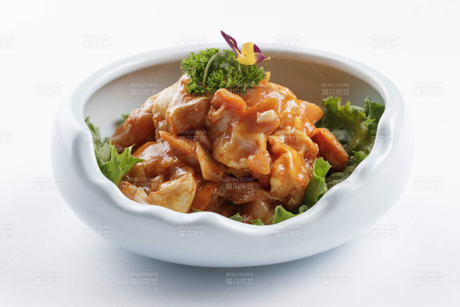 青瓷碗装的腌制鸡脆骨图片