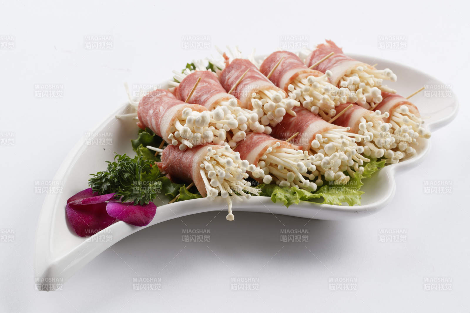刀形瓷盘装的金针菇培根卷图片