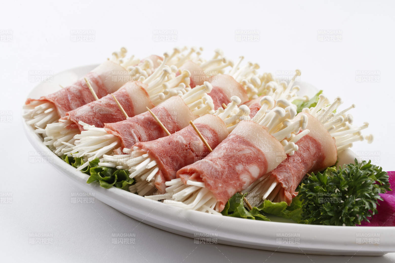 刀形瓷盘装的金针菇培根卷图片