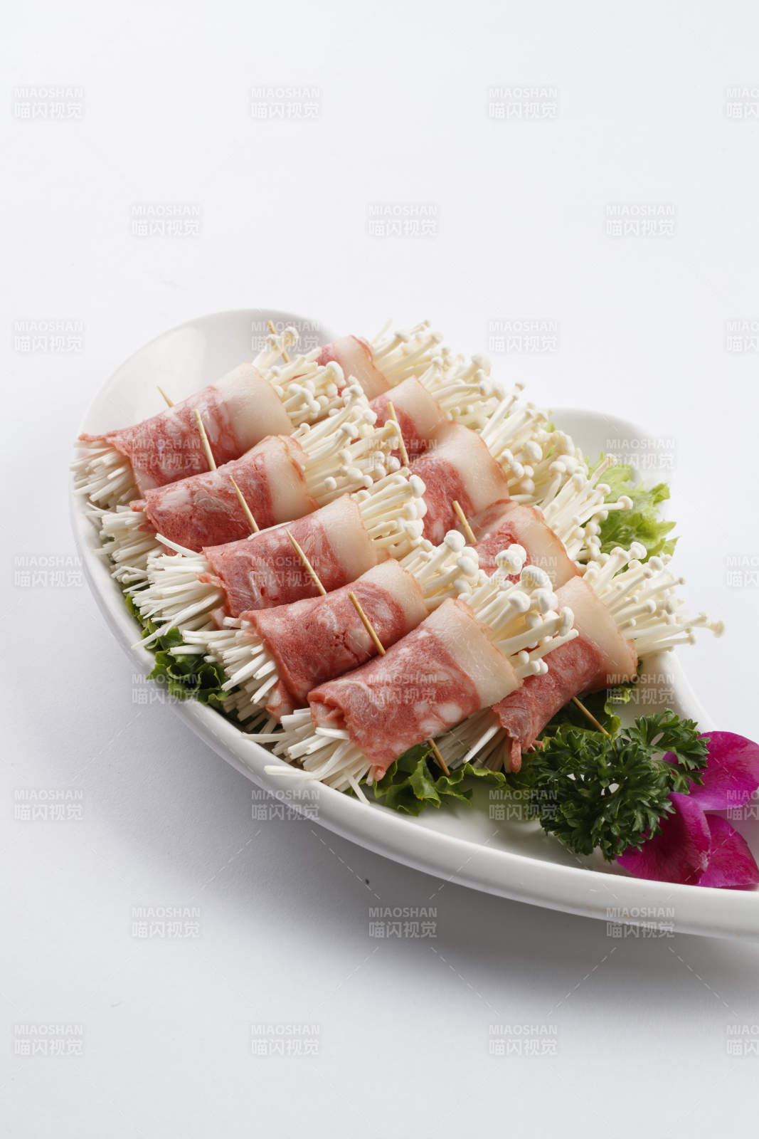 刀形瓷盘装的金针菇培根卷图片