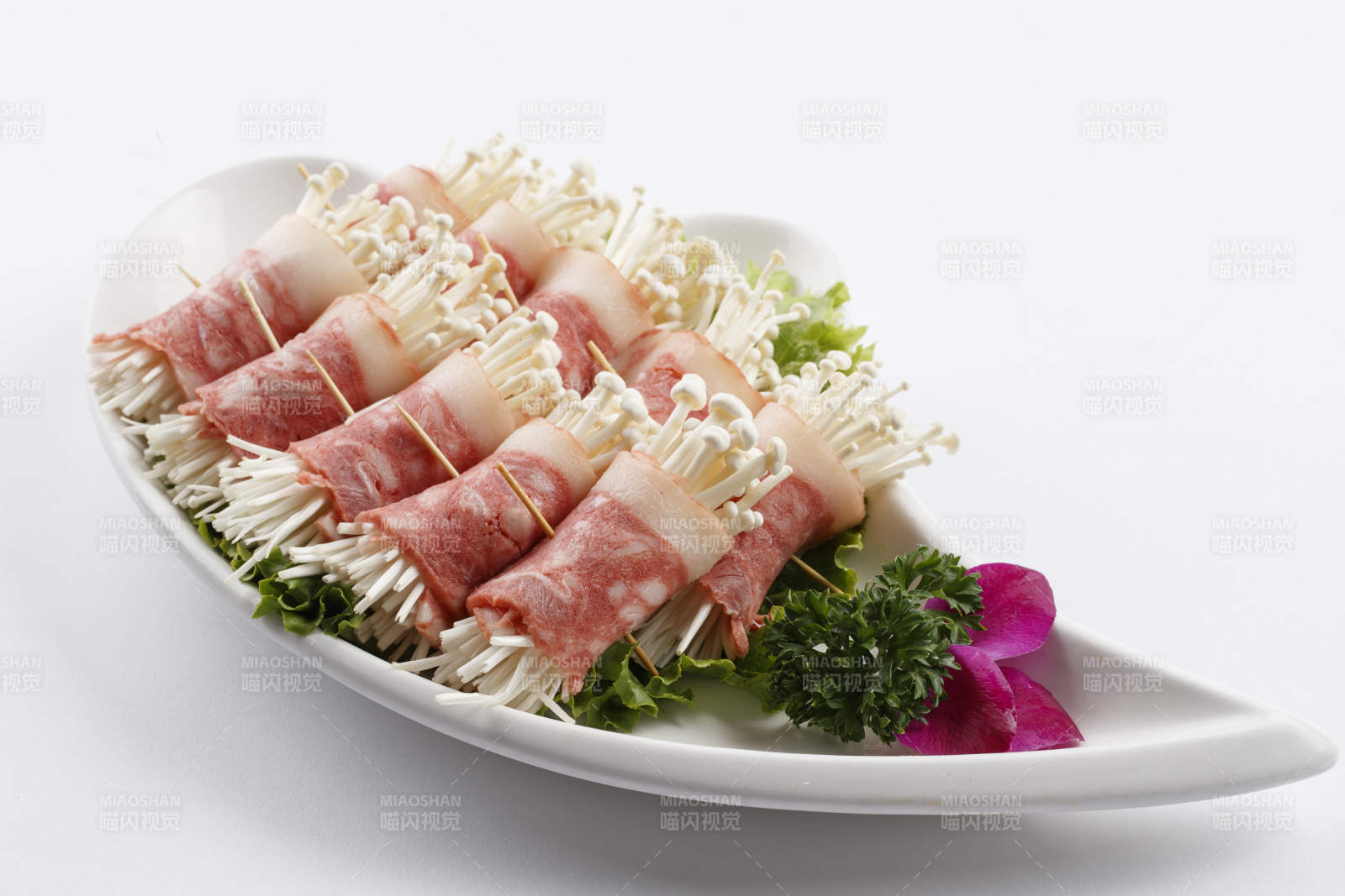 刀形瓷盘装的金针菇培根卷图片