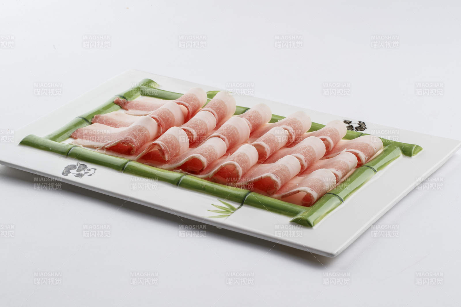青竹造型的瓷盘装的猪五花肉图片