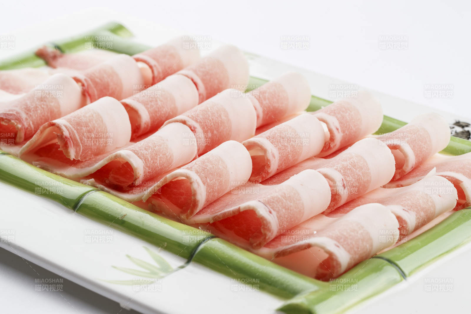 青竹造型的瓷盘装的猪五花肉图片