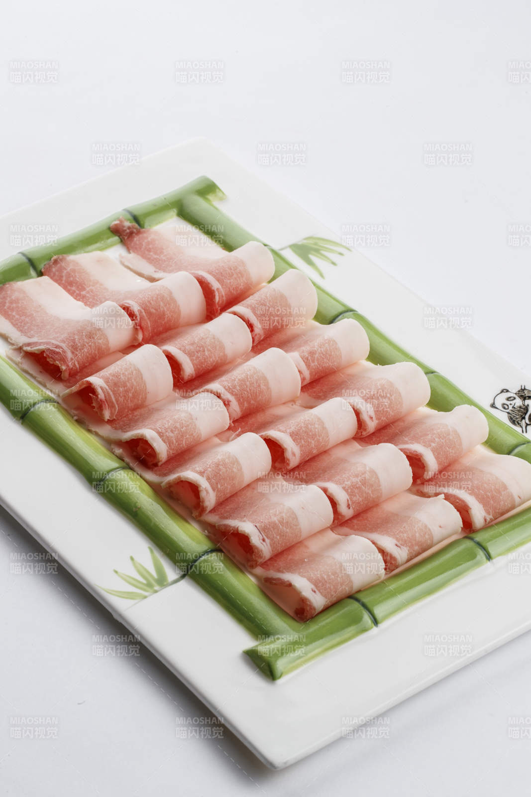 青竹造型的瓷盘装的猪五花肉图片