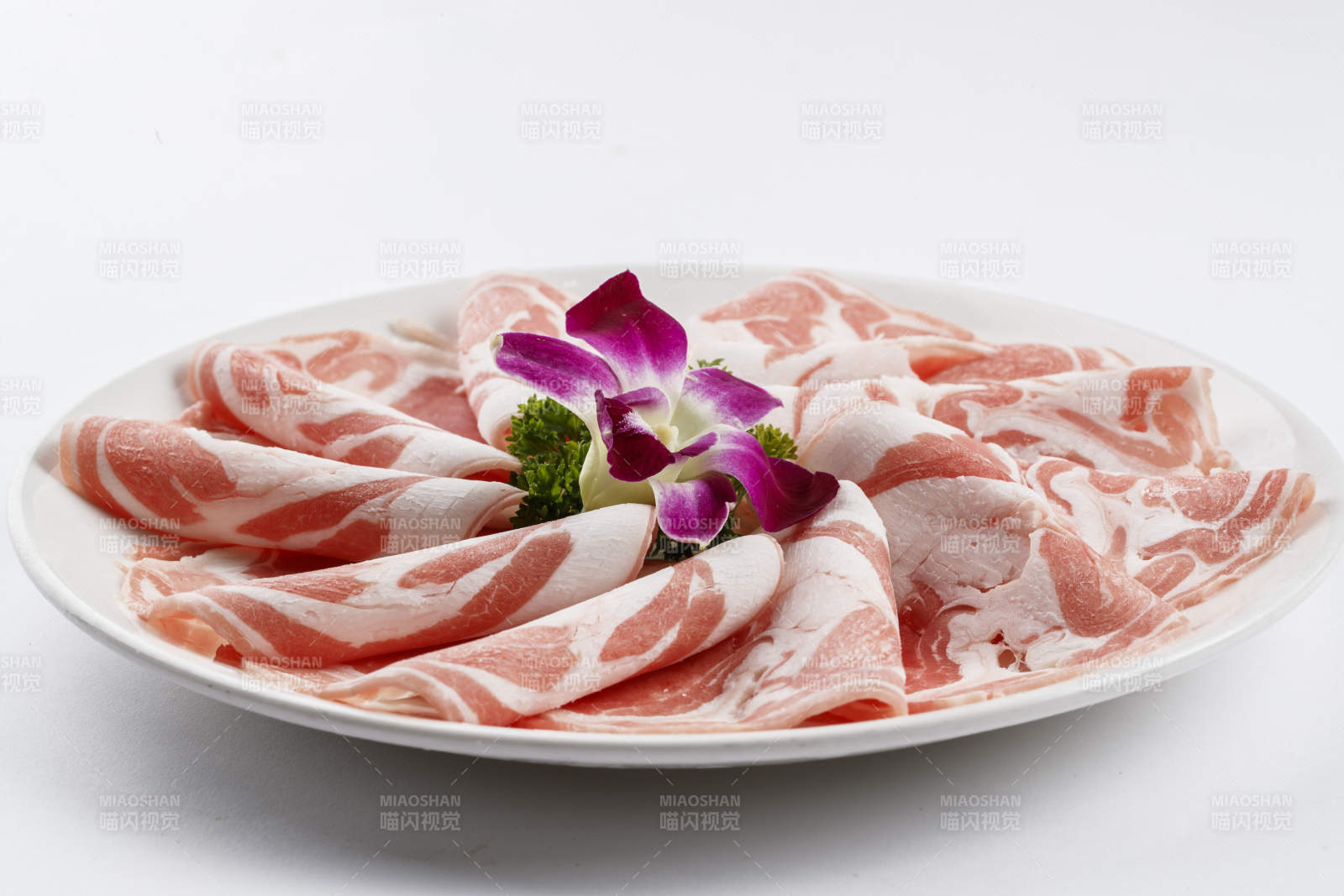 白色瓷盘装的太阳卷羊肉图片