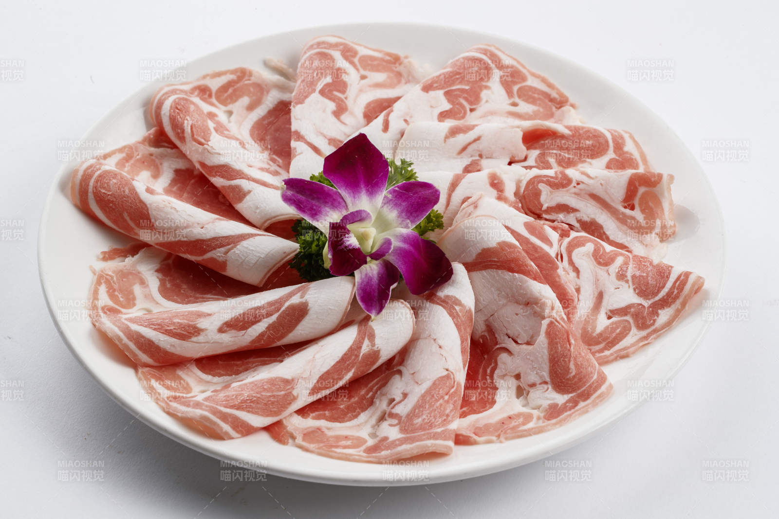 白色瓷盘装的太阳卷羊肉图片