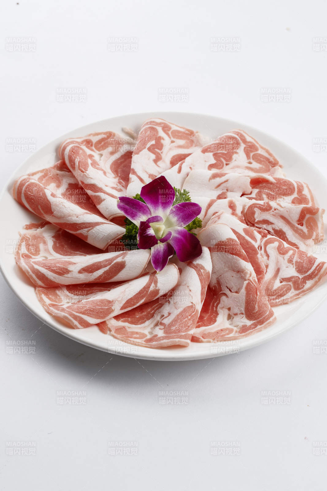 白色瓷盘装的太阳卷羊肉图片