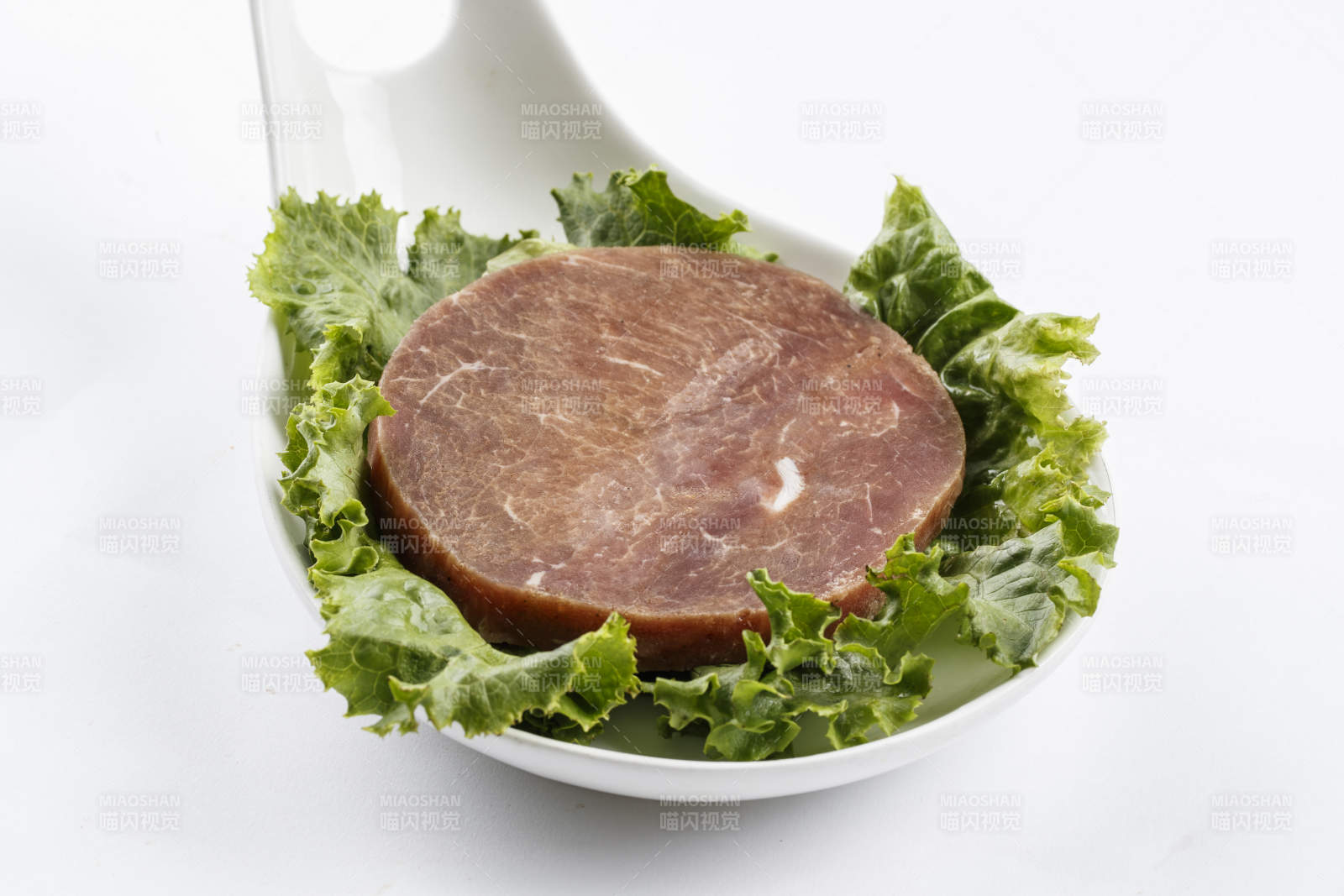勺型瓷盘装的腌制牛排图片