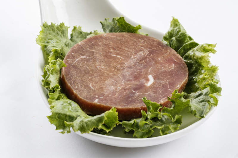 勺型瓷盘装的腌制牛排图片