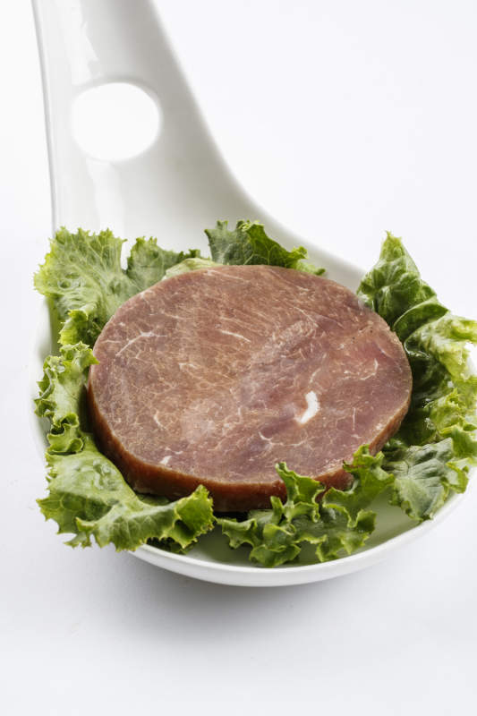 勺型瓷盘装的腌制牛排图片