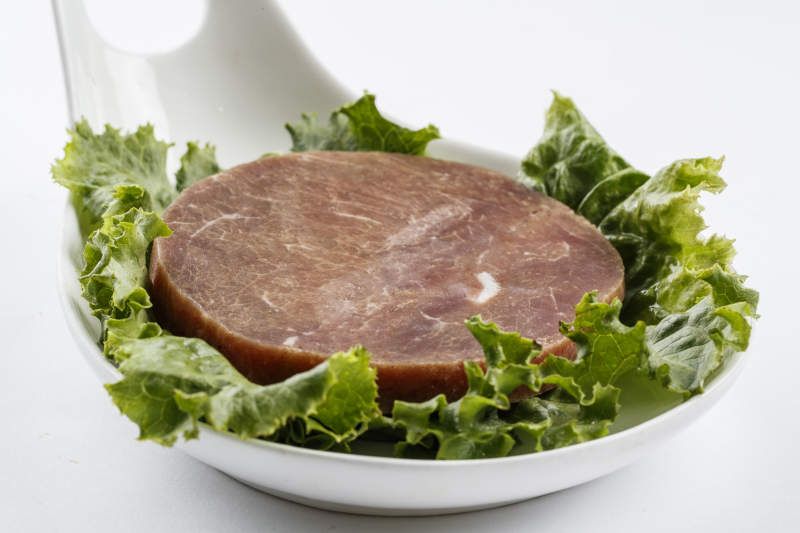 勺型瓷盘装的腌制牛排图片