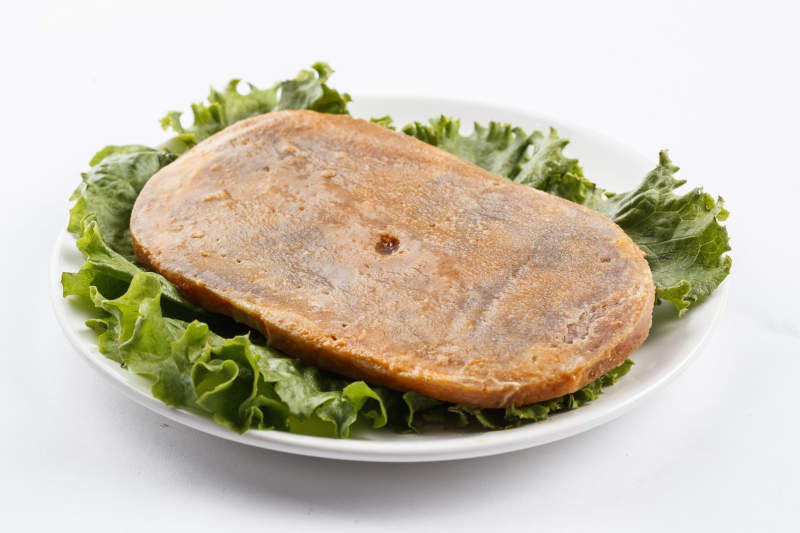 勺型瓷盘装的腌制牛排图片