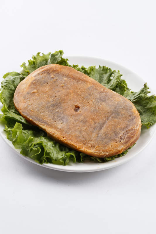 勺型瓷盘装的腌制牛排图片