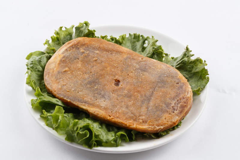 勺型瓷盘装的腌制牛排图片