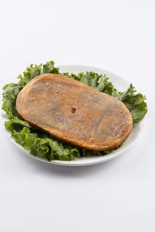 勺型瓷盘装的腌制牛排图片