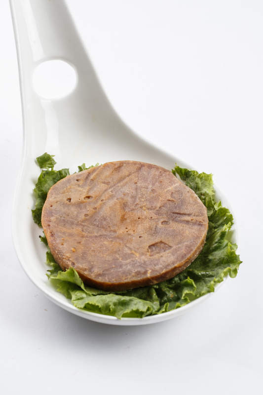 勺型瓷盘装的腌制牛排图片