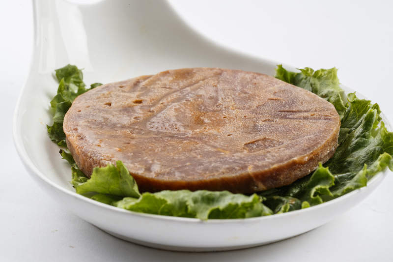 勺型瓷盘装的腌制牛排图片