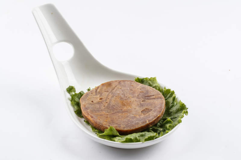 勺型瓷盘装的腌制牛排图片