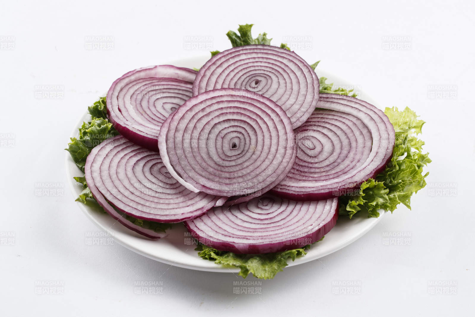 方形白瓷盘装的新鲜洋葱圈图片
