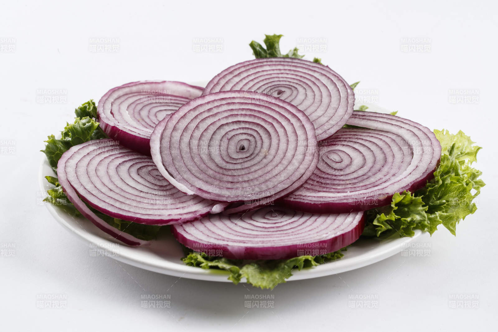 方形白瓷盘装的新鲜洋葱圈图片