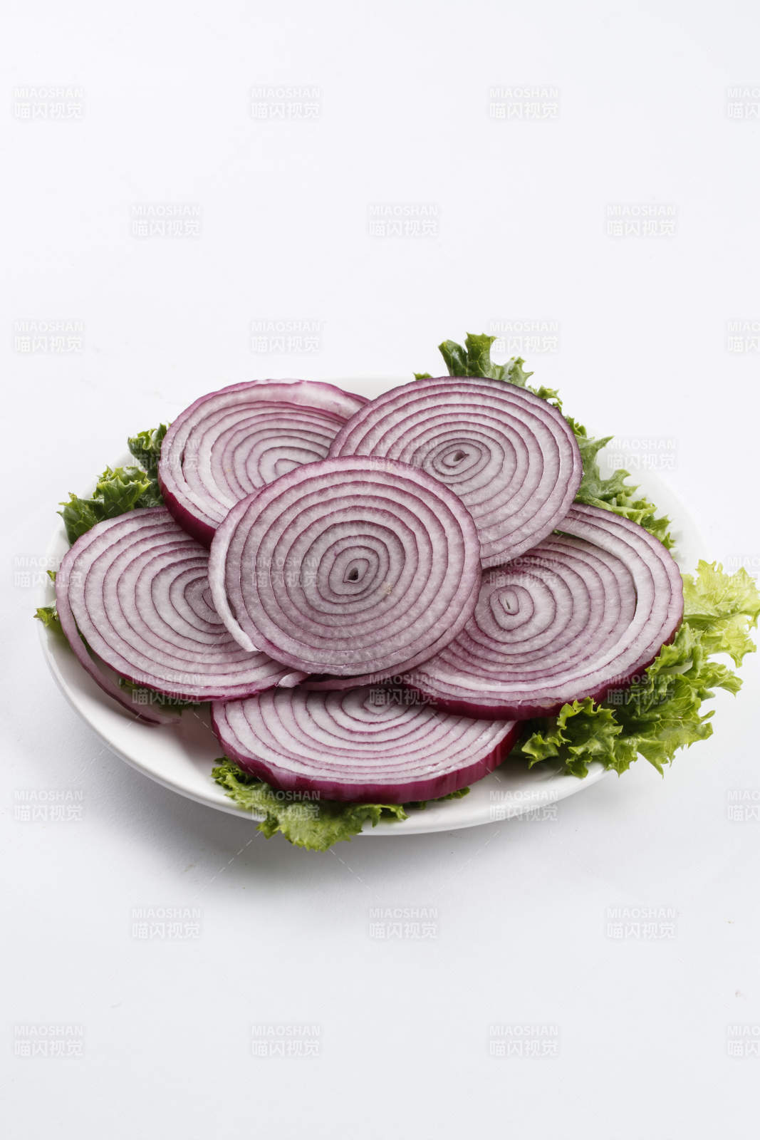 方形白瓷盘装的新鲜洋葱圈图片