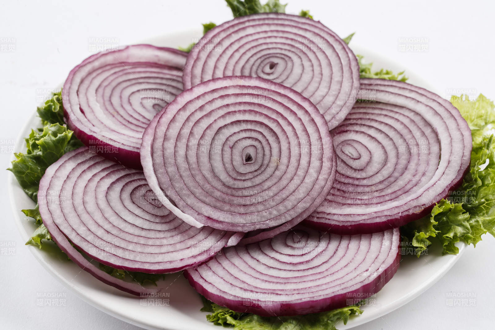 方形白瓷盘装的新鲜洋葱圈图片
