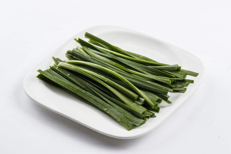 长方形白瓷盘装的鲜韭菜图片