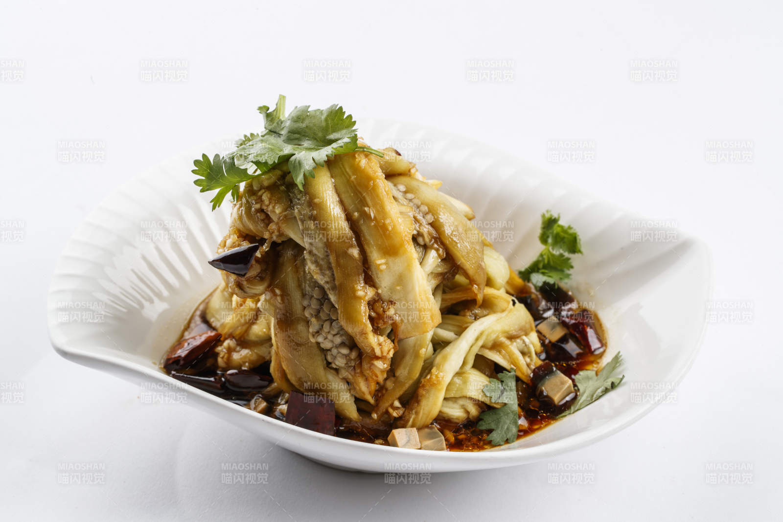 树叶形瓷盘装的麻油茄子图片