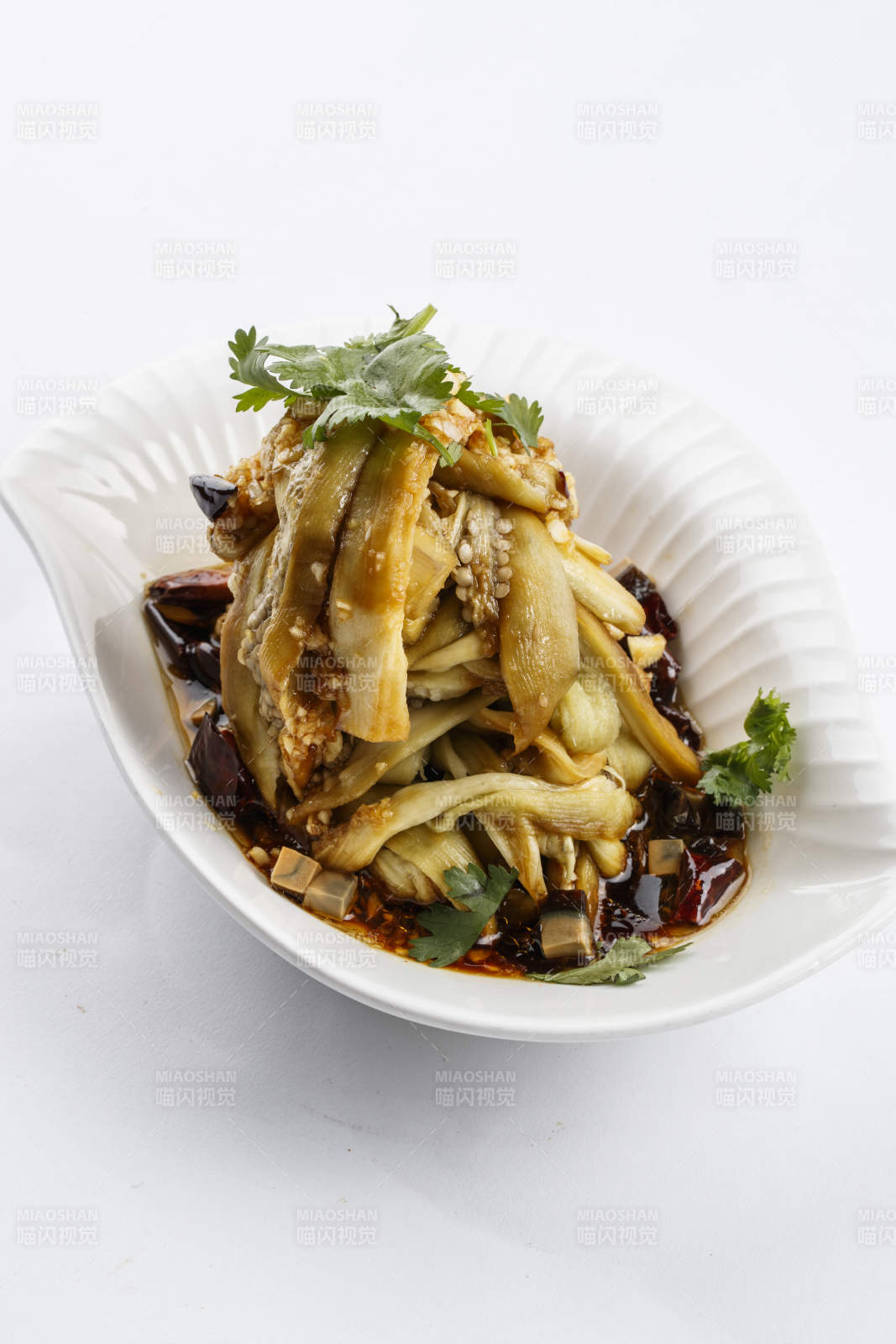 树叶形瓷盘装的麻油茄子图片