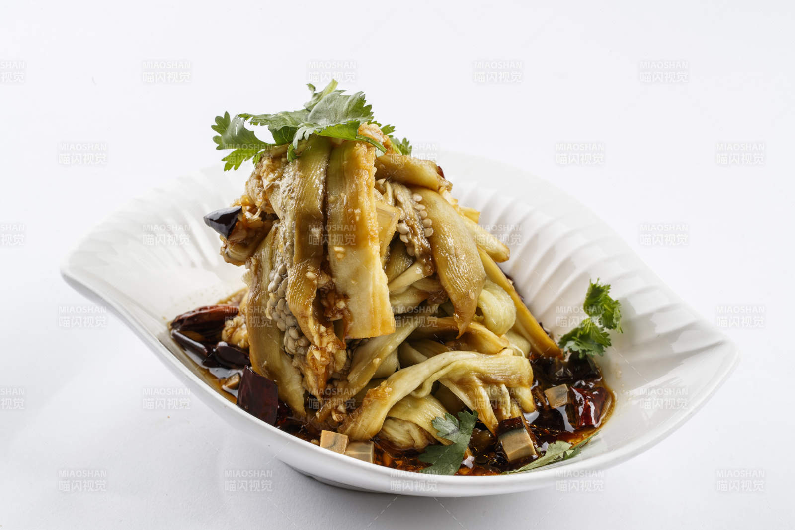 树叶形瓷盘装的麻油茄子图片