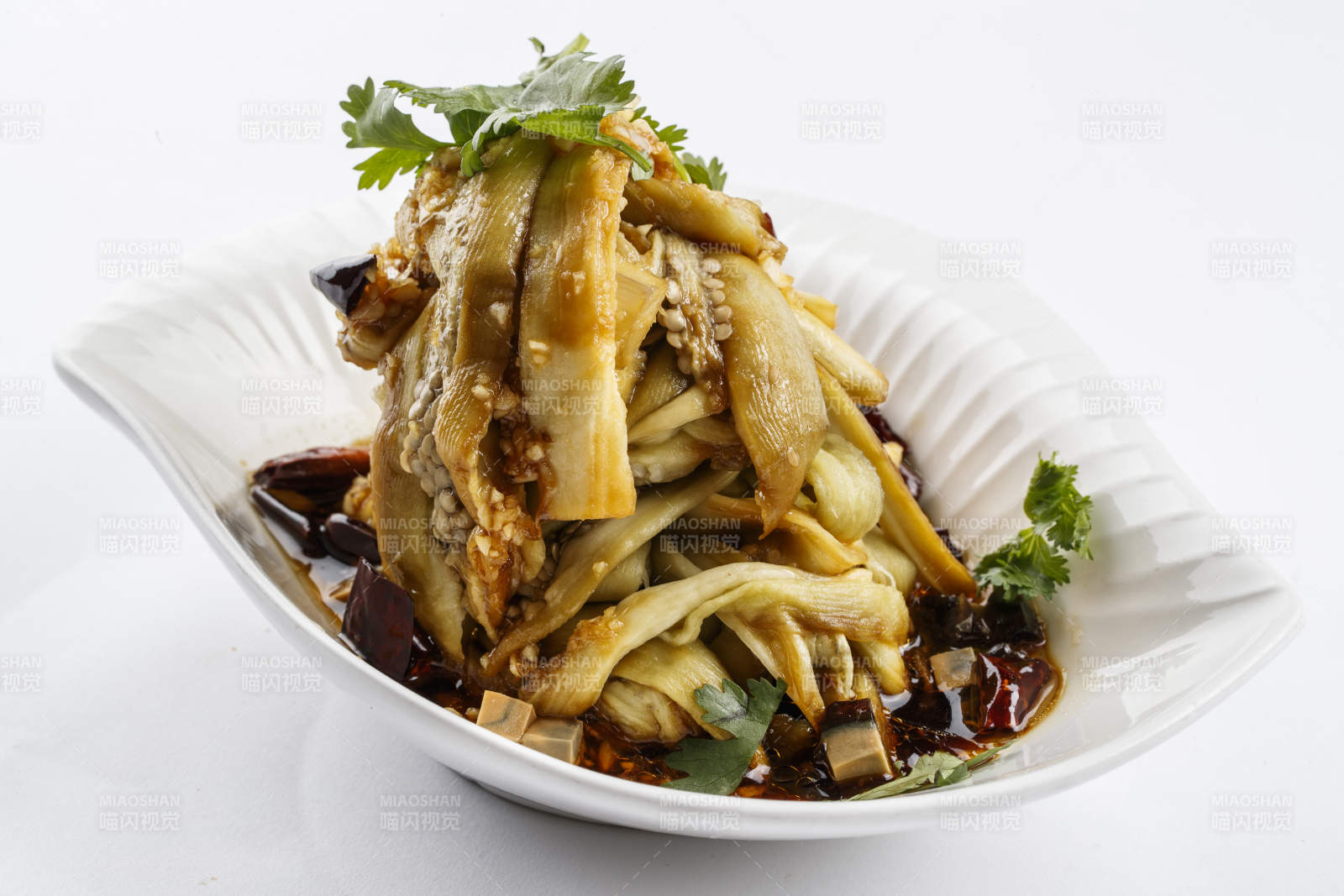 树叶形瓷盘装的麻油茄子图片