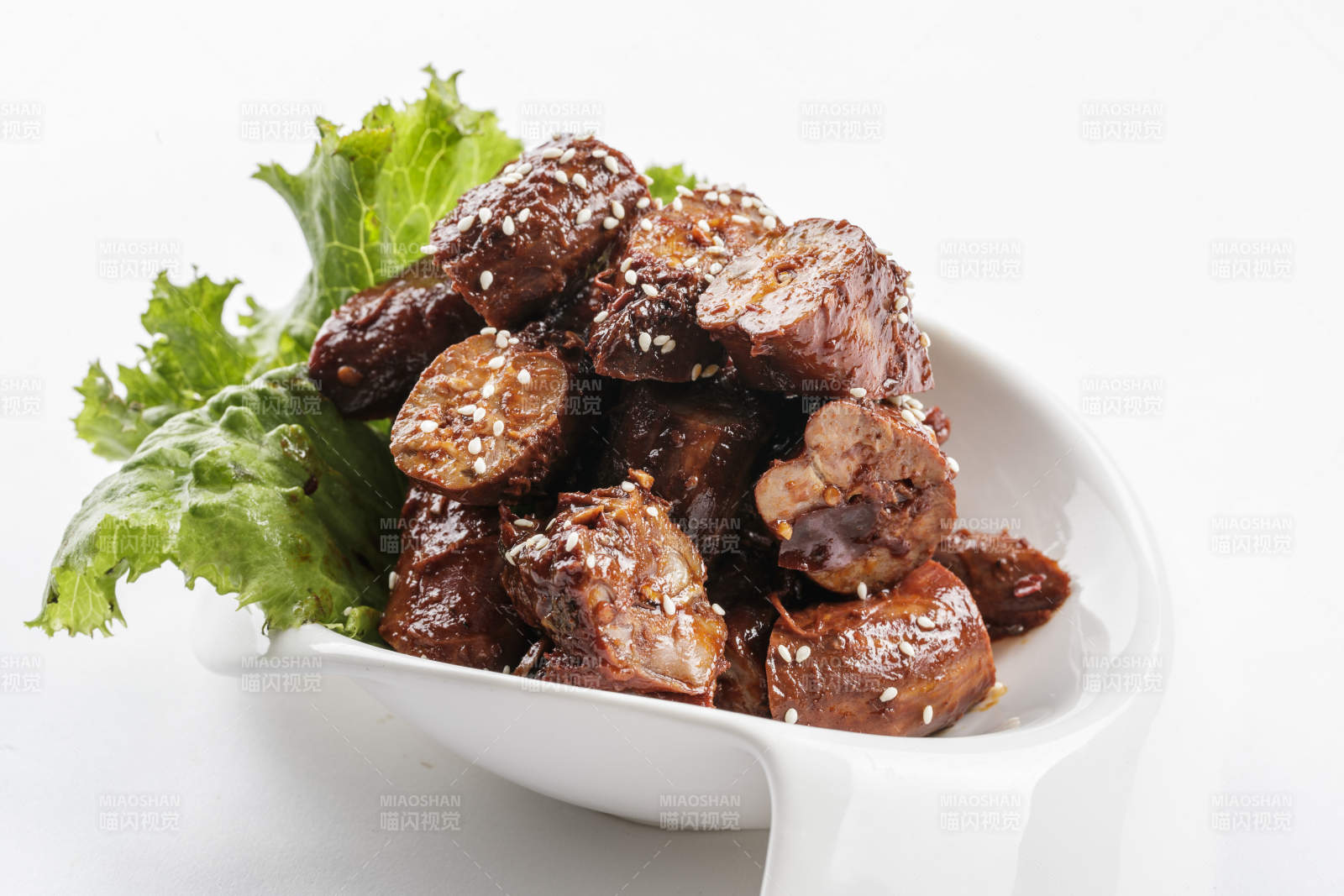 勺型白瓷盘装的麻辣鸭脖图片